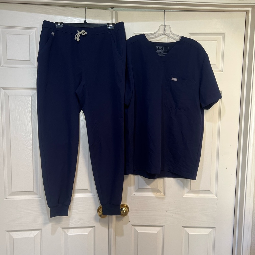 Figs technical Navy Scrub set Men top ( size XL) and Jogger Pants ( sz large )